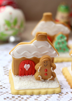 thecakebar:  Gingerbread House Stand-up Sugar Cookies Tutorial {click