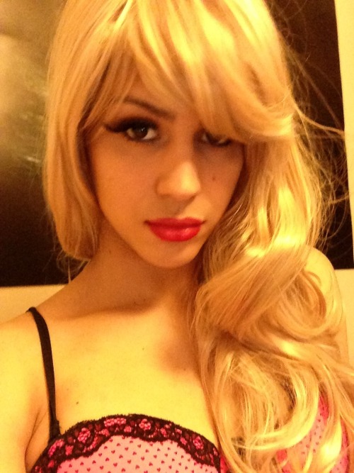 sarahcdlondon:  femboialex:  A cutie cross dresser  Gorgeous. Wish I look half as sexy xxx  M!