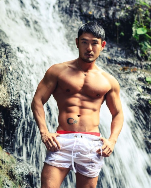 asians-with-beards:  https://asians-with-beards.tumblr.com -