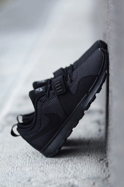 vistale:  Triple Black Nike SB Trainerendors