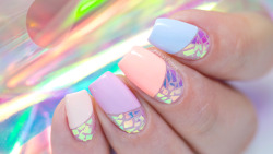 paulinaspassions: Shattered Glass Nail Art Tutorial - http://bit.ly/BrokenGlassNails