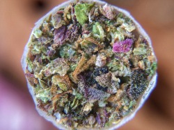 shesmokesjoints:  Rainbow in my tip 😍😍 