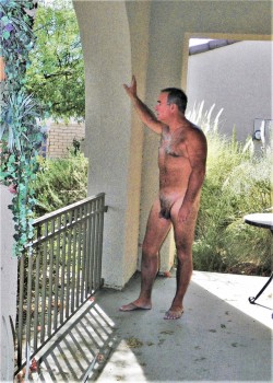 friend-of-the-naked-male:  Naked on my front porch, pretty daring
