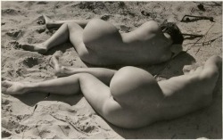 lilit69:Raoul Hausmann, Two Nudes on a Beach [Hedwig Mankiewitz