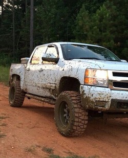 truckyeaahhh:  Muddy Chevy