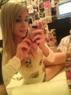 myfavouritenudeselfies:  such a sweetie