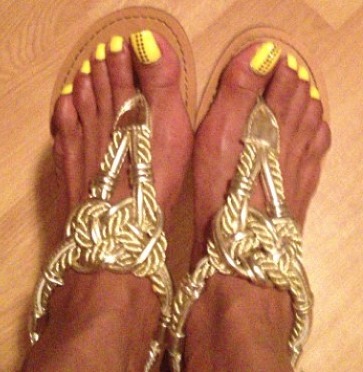 thenewebonyfootportal:  Sexy ebony toes in yellow …. So beautiful  Yesss…. very lovely feet