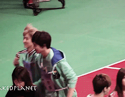 jaceaemond:  luhan showing his medal to the fans ♥ 