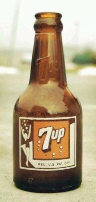 realidad-retorcida:   Una de las primeras botellas de 7up, 1938