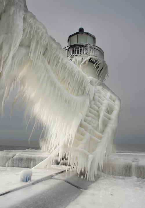 evilbuildingsblog:A frozen lighthouse on Lake Michigan