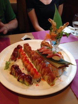 lalalana13:  wordsmatty:  Tasty sushi and even better company!