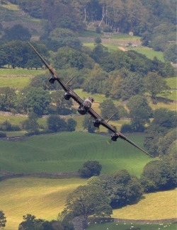 warhistoryonline:  Stunning image of the Lancaster. http://wrhstol.com/15Guszo