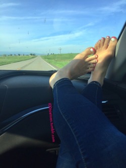 t00tsietoes:  You know what else summertime means? Feet on dash