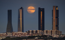 gimbo60:  Madrid y la luna by Juan Carlos Cortina 