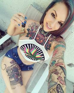 pandorablueofpblive:  Relaxing in the Florida sun with @cbdfx