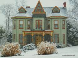 domforsweetpussy:  steampunktendencies:  Snowy Victorian Houses