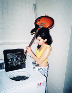 amyjdewinehouse:Amy Winehouse washing her guitar and vacuuming