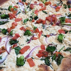 grapecatshop:  Asante pizza #vegan  (at Amici’s East Coast