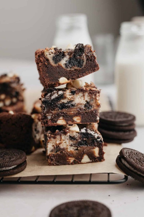 daily-deliciousness:  Oreo cheesecake brownies