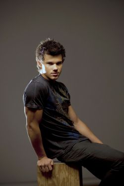 meninvogue:  Taylor Lautner