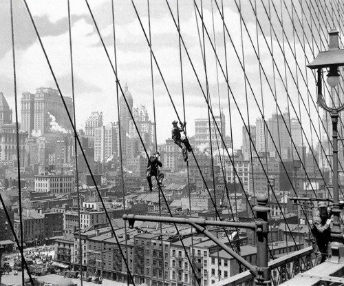 newyorkthegoldenage:  June 20, 1925: Painting the Brooklyn Bridge.In