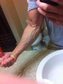 dontgojasonwaterfallss:  I judge a man by their vascularity