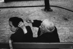 flashofgod: Richard Kalvar, Montmartre square - Mother and daughter,