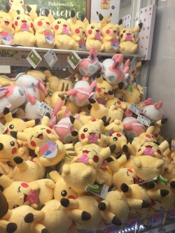 zombiemiki:  Pikachus and Sylveons at my local game center 
