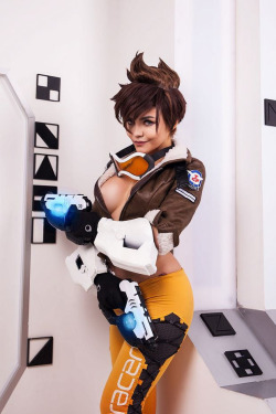 she-goes-to-eleven:  Amazing Kalinka Fox Tracer cosplay. 💜