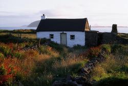 pagewoman:  Cottage, near Dunquin, Dingle peninsula, Co Kerry,