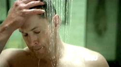 saelyg:  neverstiel:  Dean’s shower scene in the Meta Fiction