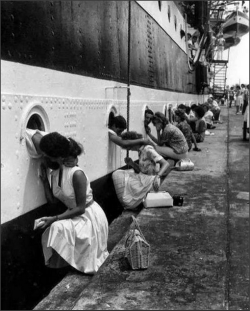 1950sunlimited:  WWII soldiers get their last kiss before being