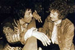 mirahxox:  didierleclair:  FRIENDS OF THE GUITAR… Jimi Hendrix