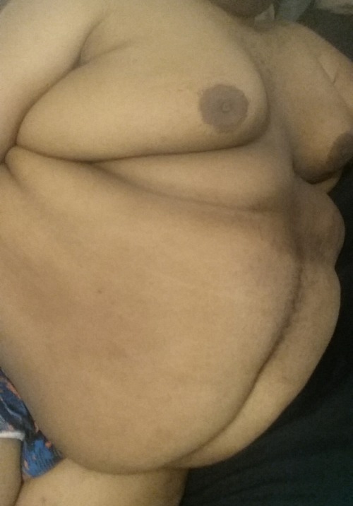 pandabaconpancakes:  Look at these flab abs ;P  Behold… The gateway to the motor-est of all motor boating.
