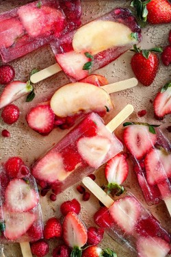 foodffs:  CHAMPAGNE POPSICLES Really nice recipes. Every hour.