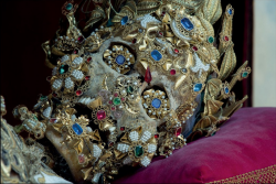 savsucks:  400-year-old jewel-encrusted skeletons unearthed in