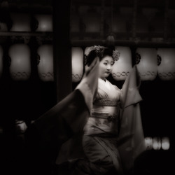 geisha-kai:  Maiko Kanoka dancing at the Yasaka Shrine (SOURCE)