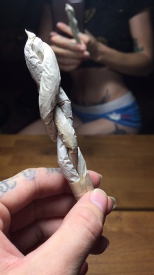 shesmokesjoints:Finishing up a braided joint tutorial 🙌 It’ll