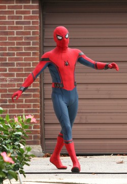 spideycentral:  Tom Holland on the Spider-Man: Homecoming set