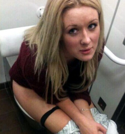 1nobodyknowsme1:  dimitrivegas:  Sheâ€™s pooping      (via TumbleOn)