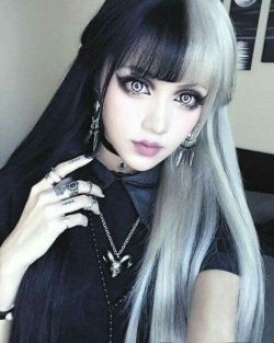 hairchalk:   goth lady in white and black split hair 