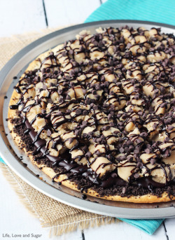sweetoothgirl:Chocolate Chip Cookie Dough Pizza