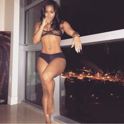 micheedadon:  #CAKEGIRLS @lira_galore #thecakemagazine  SHE KNOWS