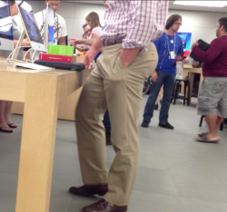 porngeekstuff:  The Apple Store: Where hot nerds with hot asses