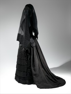fripperiesandfobs:  Mourning ensemble, 1870-72 From the Metropolitan