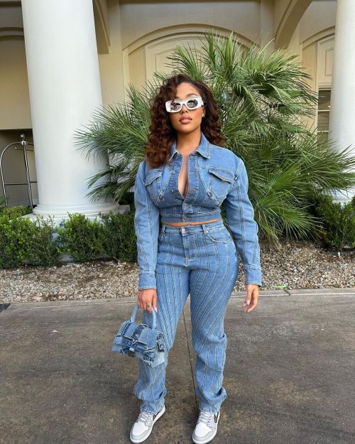 styleebonyfashion:  Jordyn Woods toda inteira de jeans