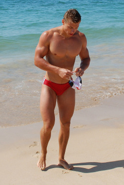undie-fan-99:  Red looks good on him.  And so would I.   
