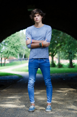 just-a-twink:  Skinnies & Vans with no socks - Hot! 