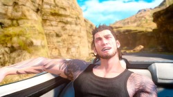 momo-of-the-turks:  How Prompto makes Gladio’s photos… he