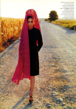 saloandseverine:  Vogue Paris November 1995, Séville en mantille